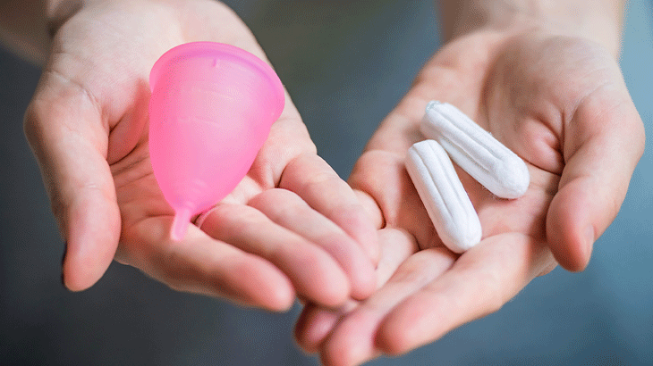 Menstrual kaplar, tampon ve pedlere kıyasla daha uzun süreli kullanım, düşük maliyet ve çevreye daha az zarar verme avantajlarıyla öne çıkar.